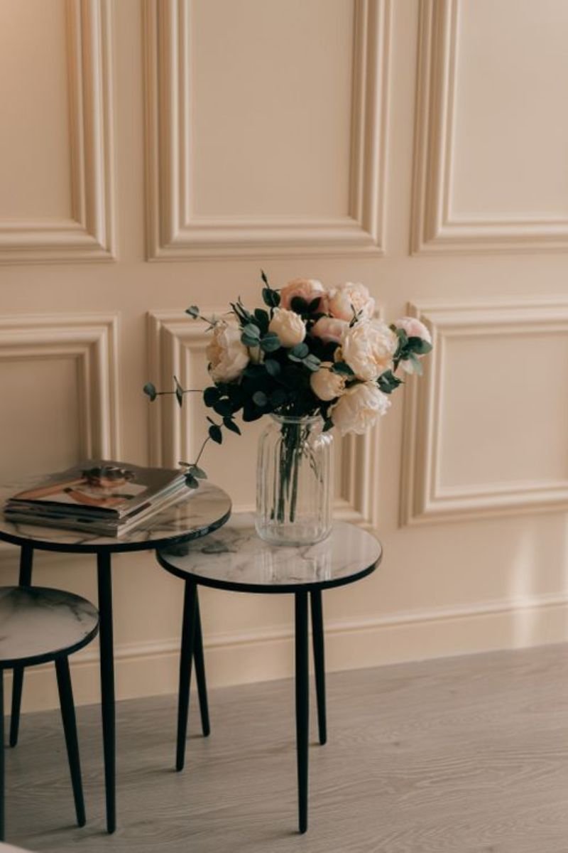 White hydrangeas in a clear glass vase as summer living room deco