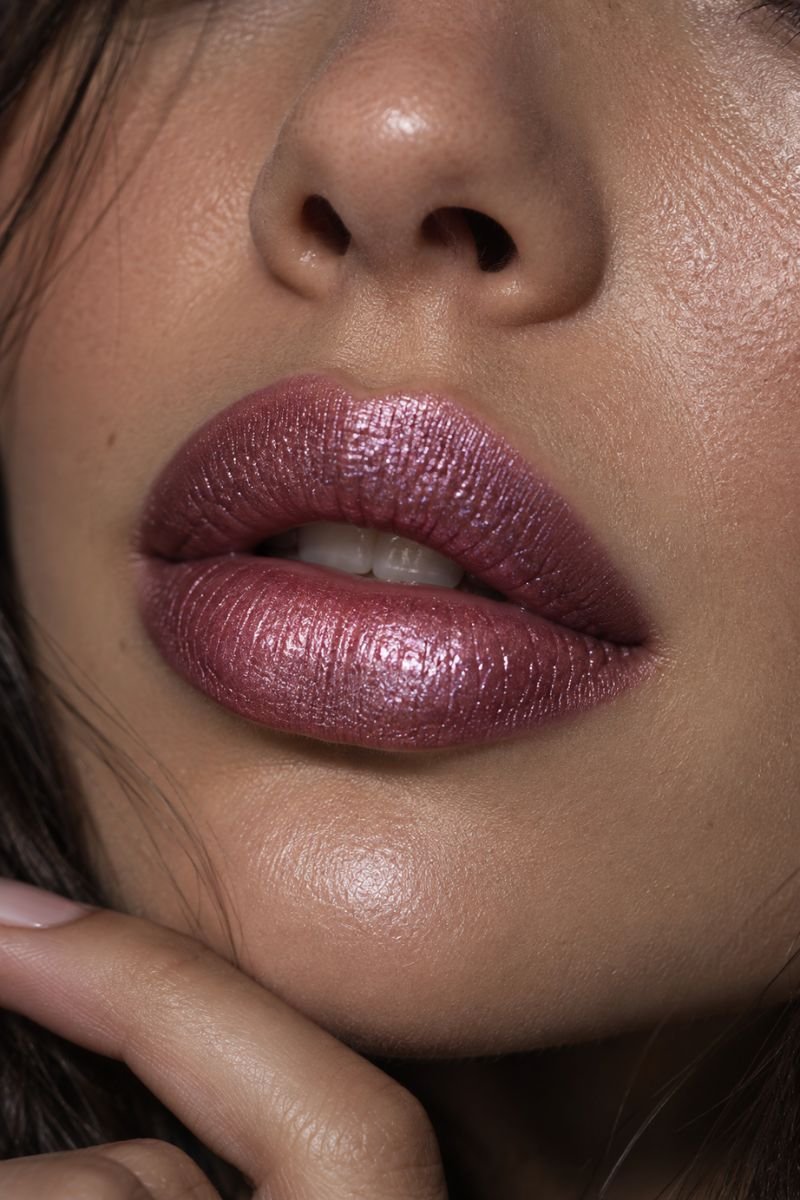 icy berry frosted lips makeup idea