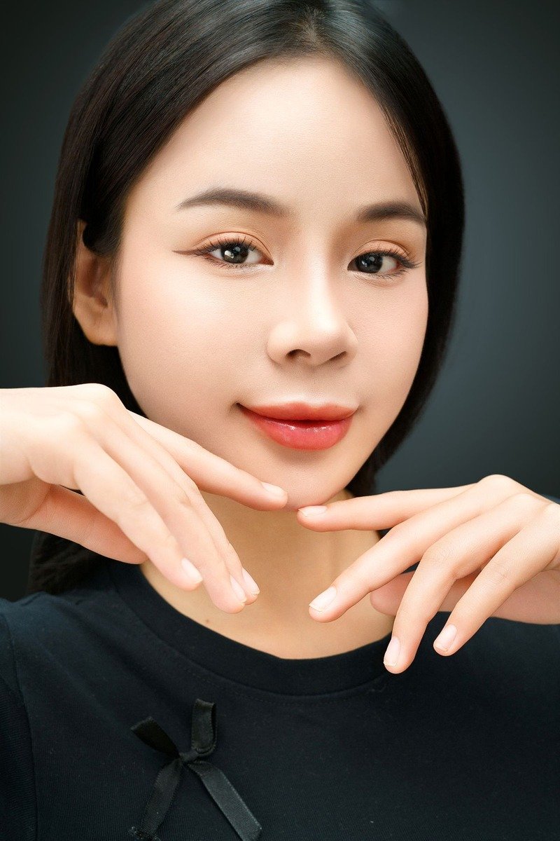 Classic cloud skin base makeup with soft luminous finish