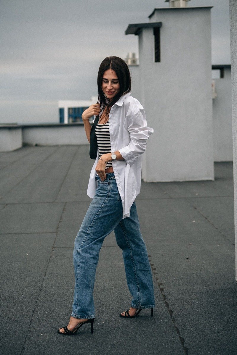 Mom wearing classic jeans and striped tee with white sneakers
