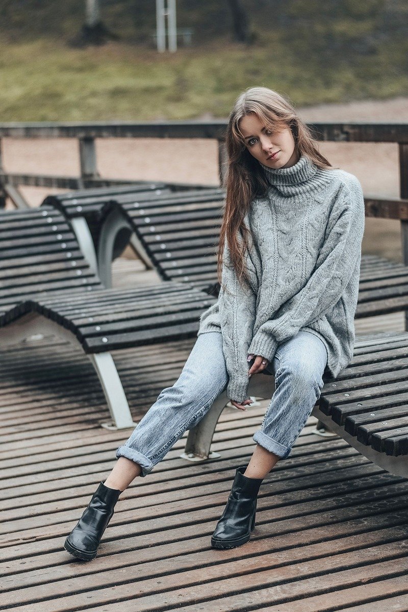 Woman in an oversized sweater with skinny jeans and ankle boots