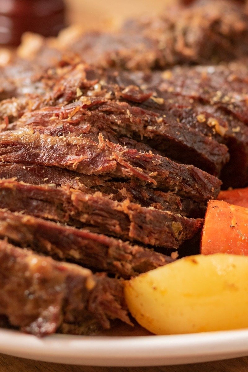 Slow cooker pot roast with potatoes and carrots
