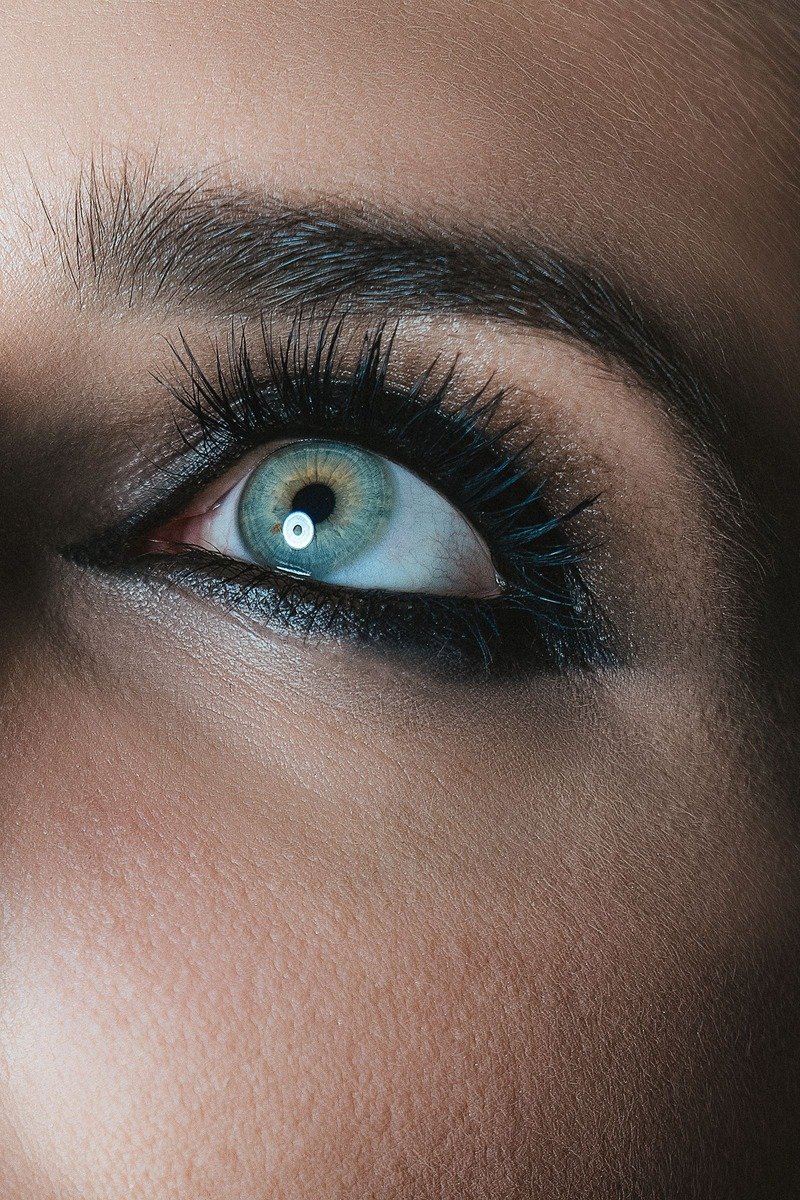 Wispy cat-eye false lashes with longer outer corner fibers