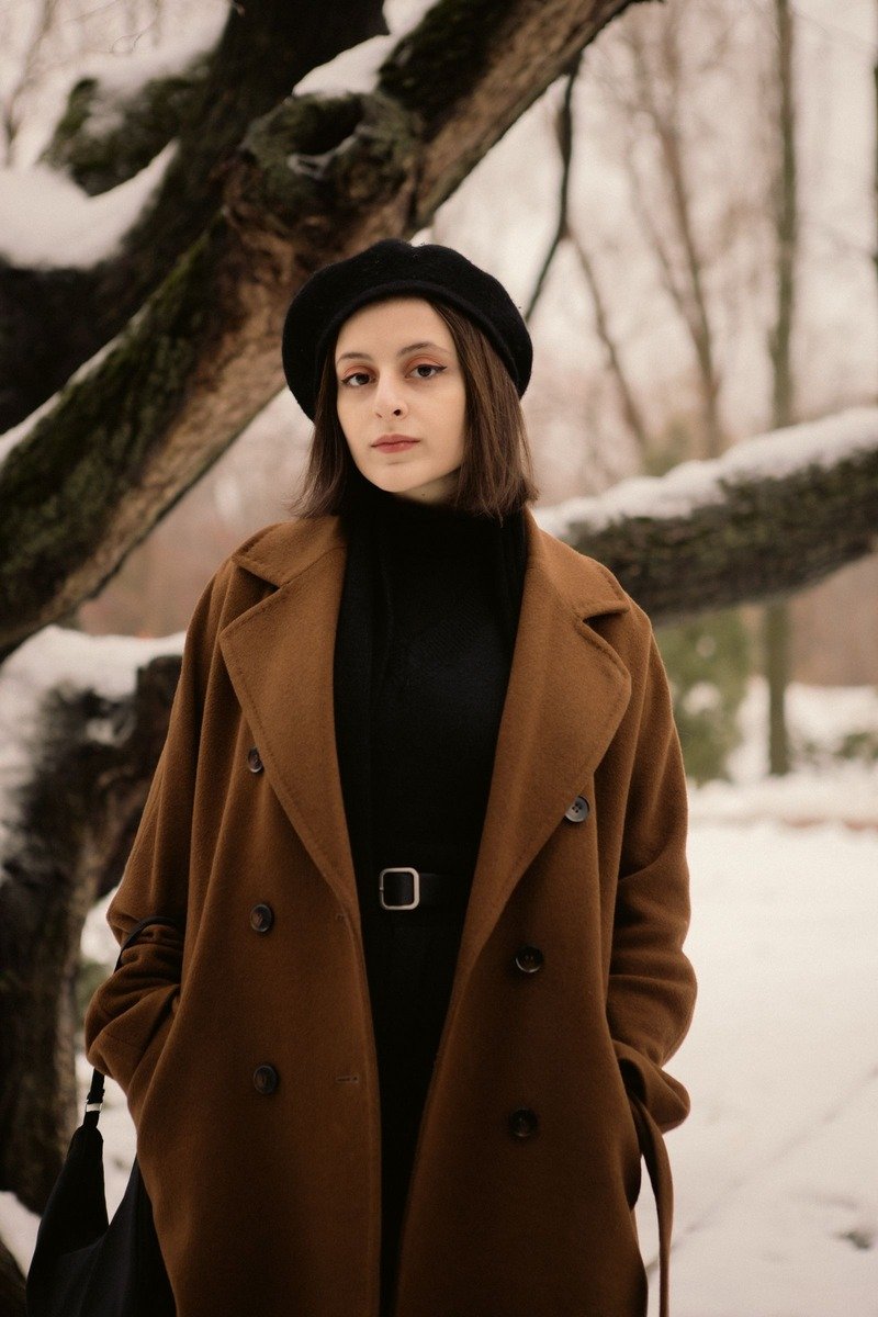 Woman wearing a french beret with a coat