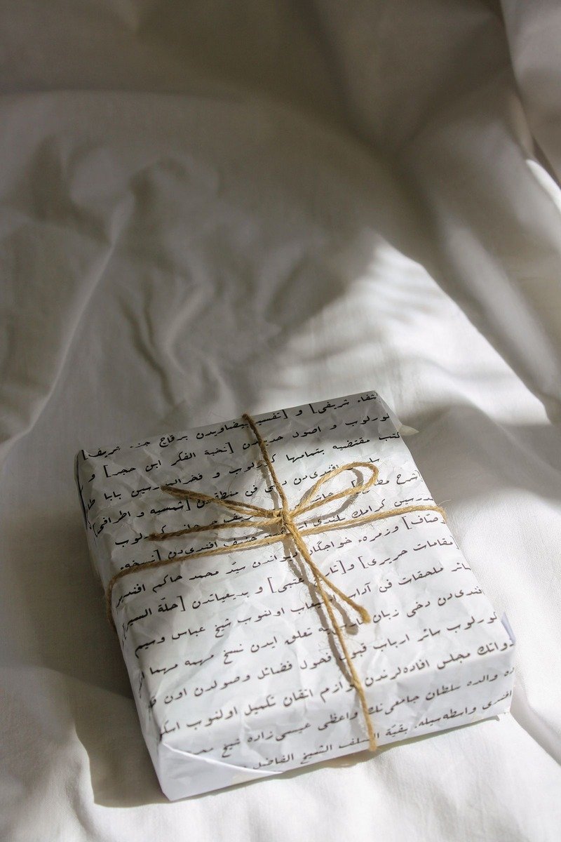 Christmas wrapping ideas newspaper wrap