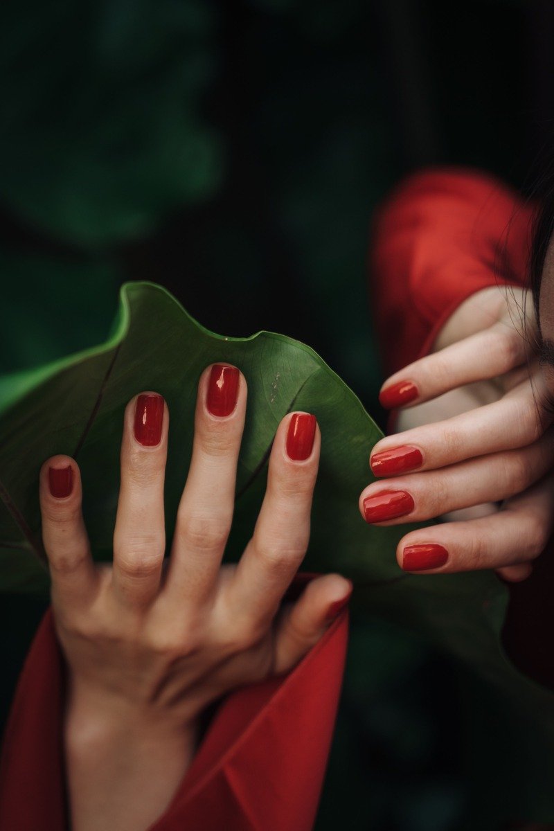Short classic red nails
