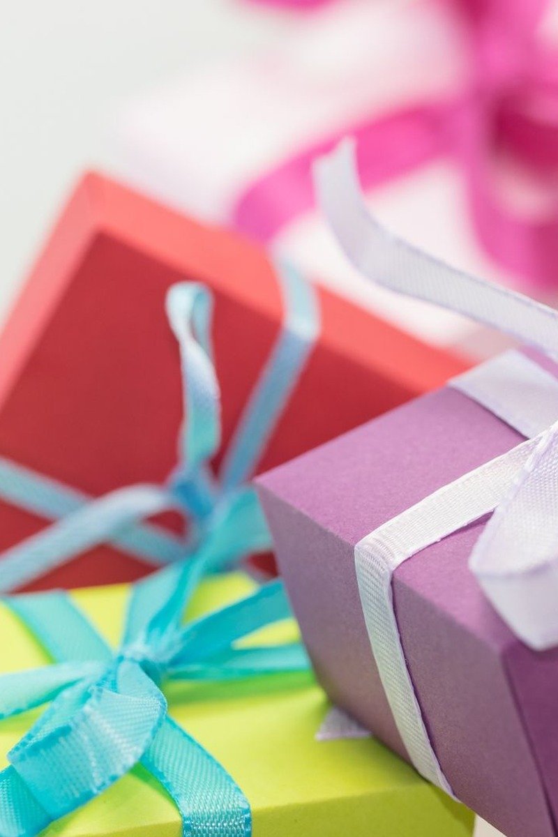 Christmas wrapping ideas ribbon color per person