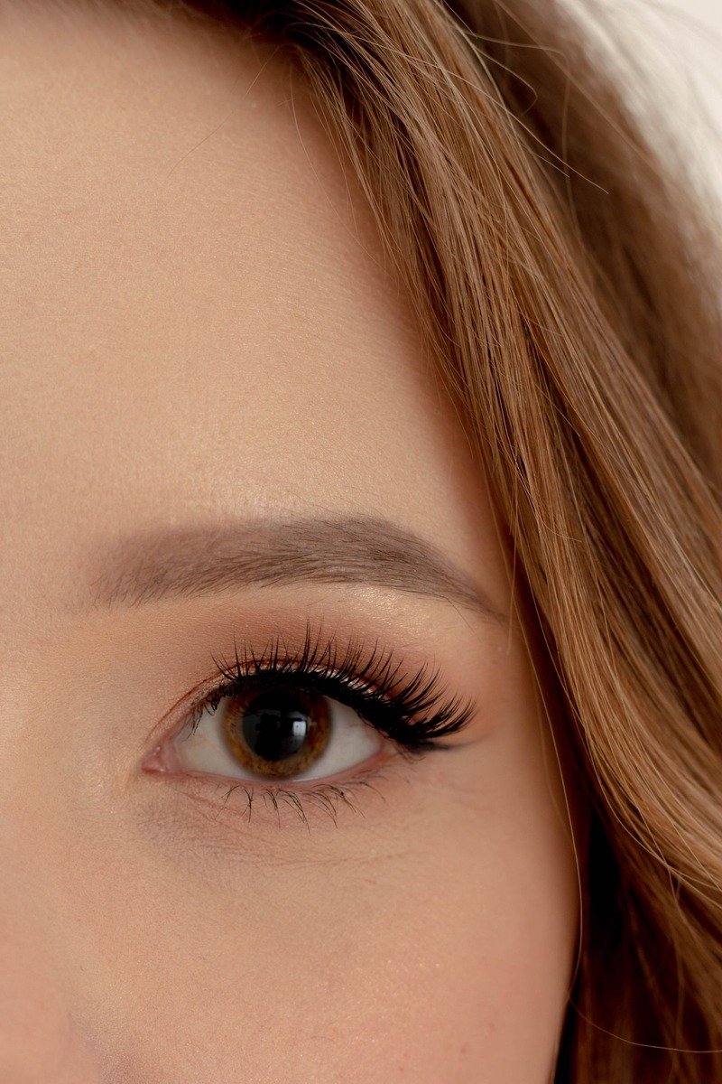 Wispy doll-eye lashes with longer center fibers opening the eye