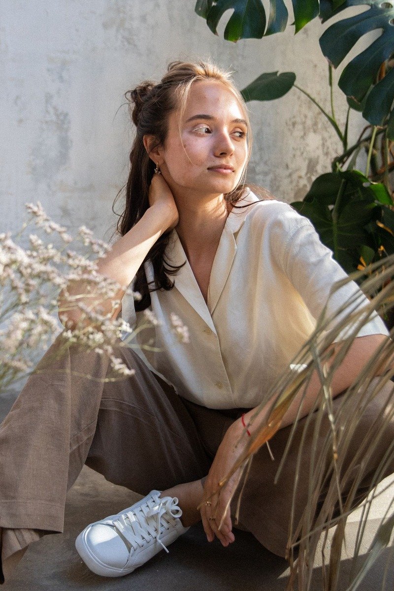 Mom wearing linen pants with a breezy blouse