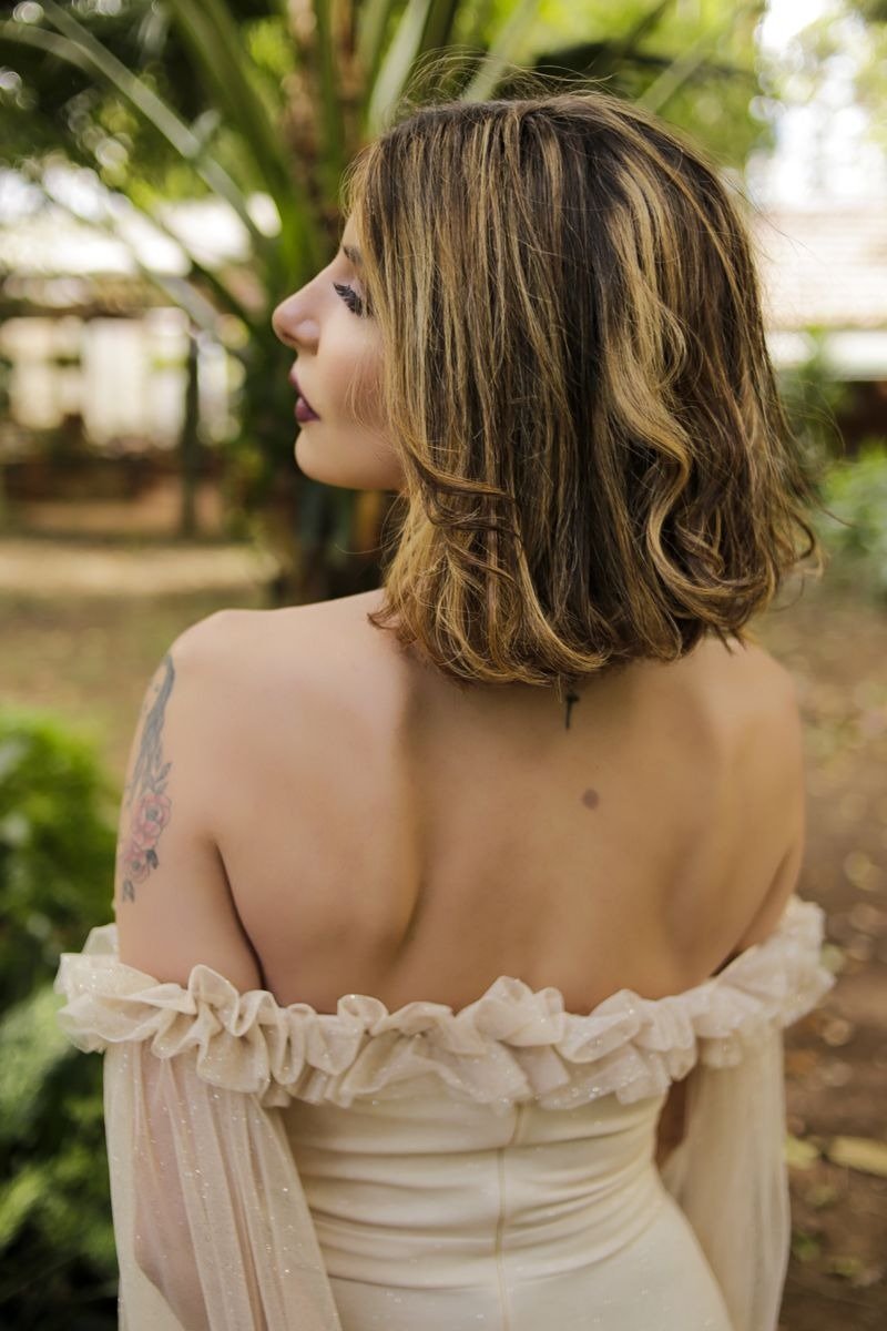 Long layered bob with dimensional highlights enhancing the layered cut