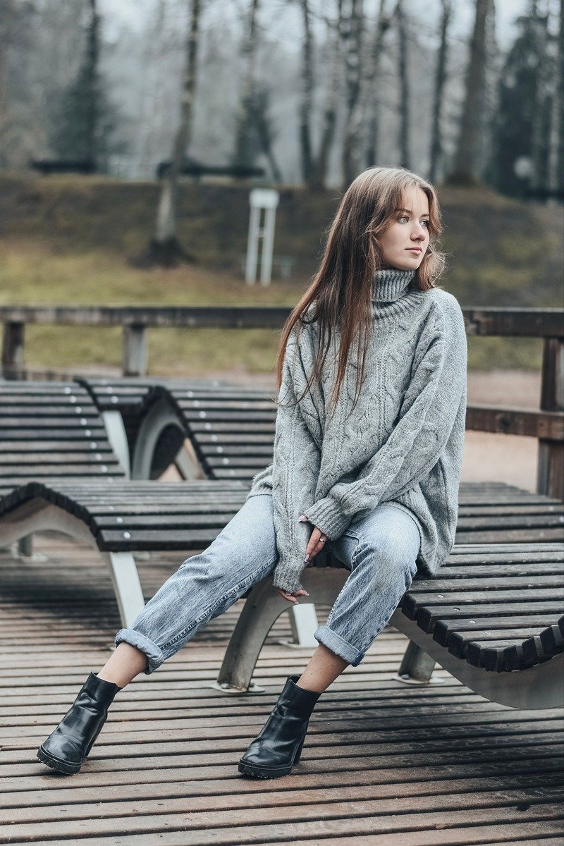 Chunky knit sweater with jeans and ankle boots outfit