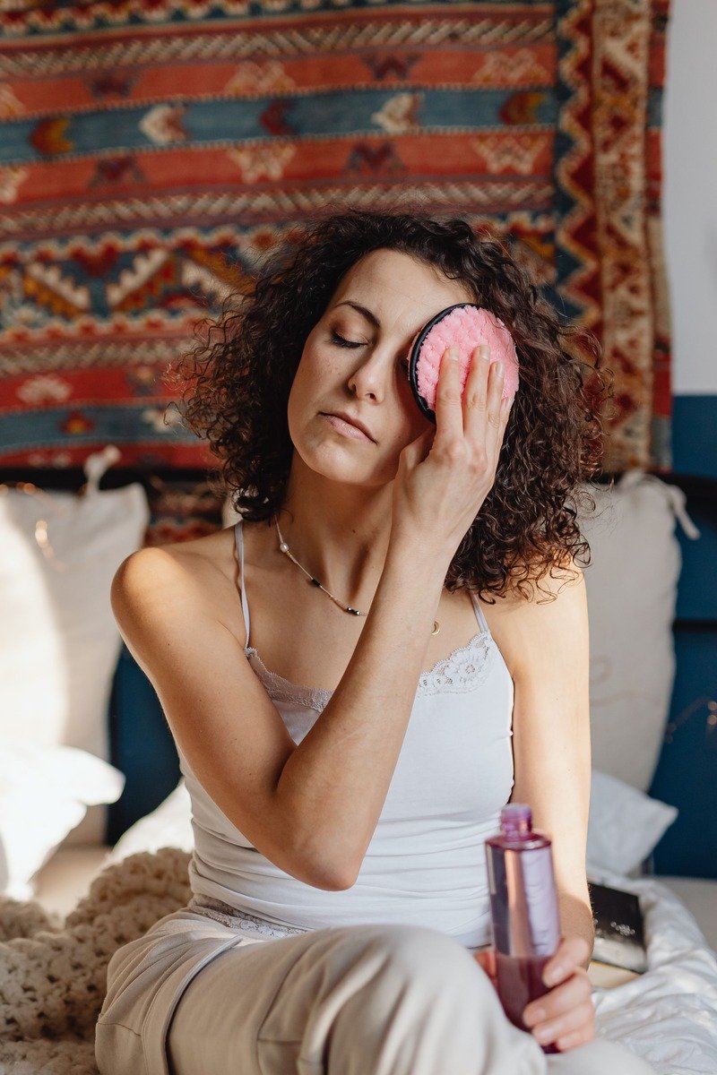 Removing makeup with a cleansing pad