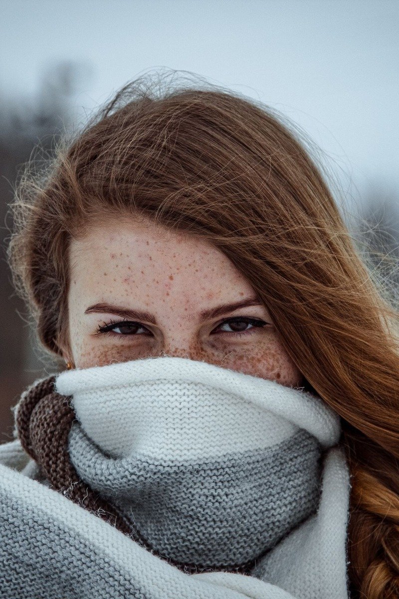 Woman wearing a chunky knit scarf
