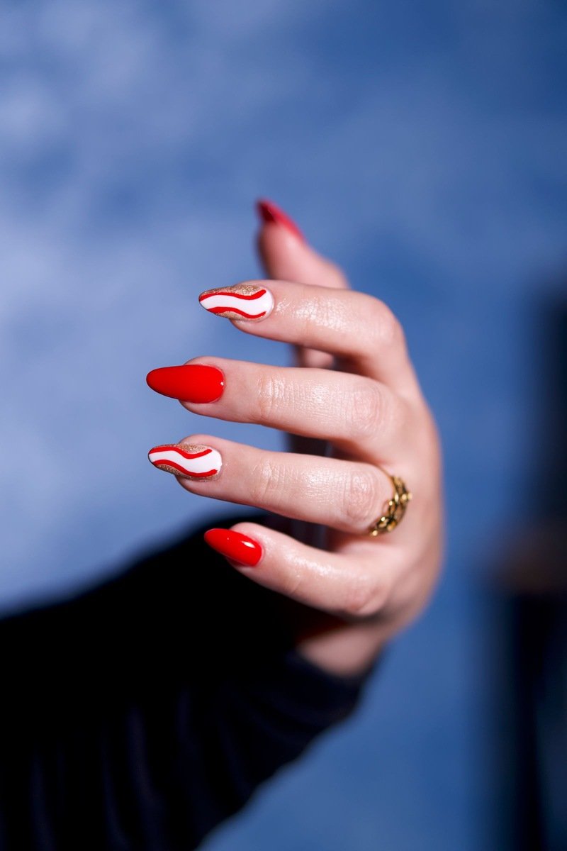 candy cane striped Christmas nail design