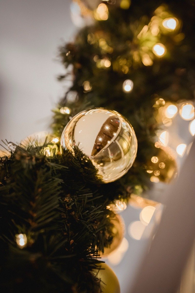 Ralph Lauren Christmas decor idea mixed greenery garland
