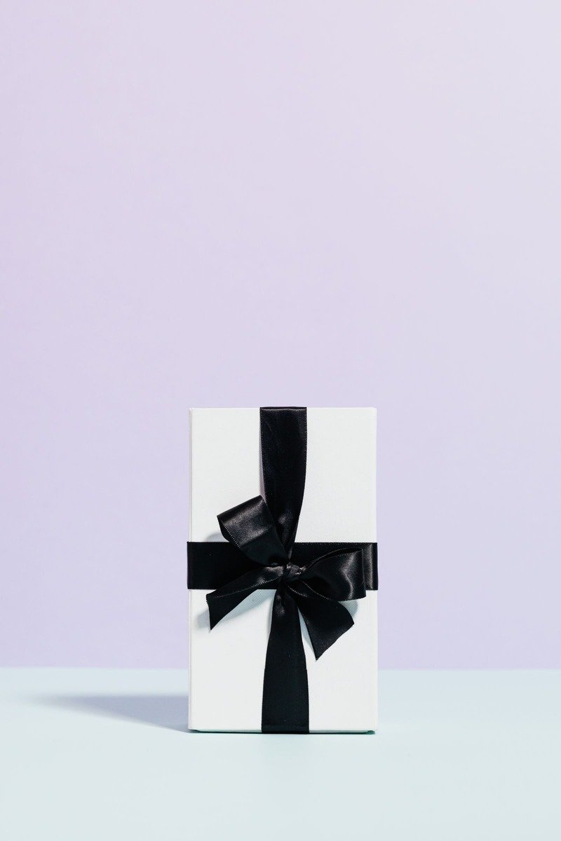 Christmas wrapping ideas white black contrast