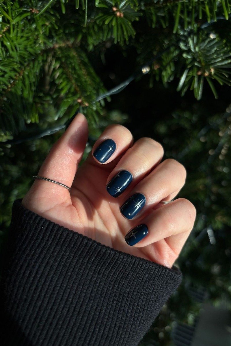 Deep navy nails with magnetic velvet cat-eye effect