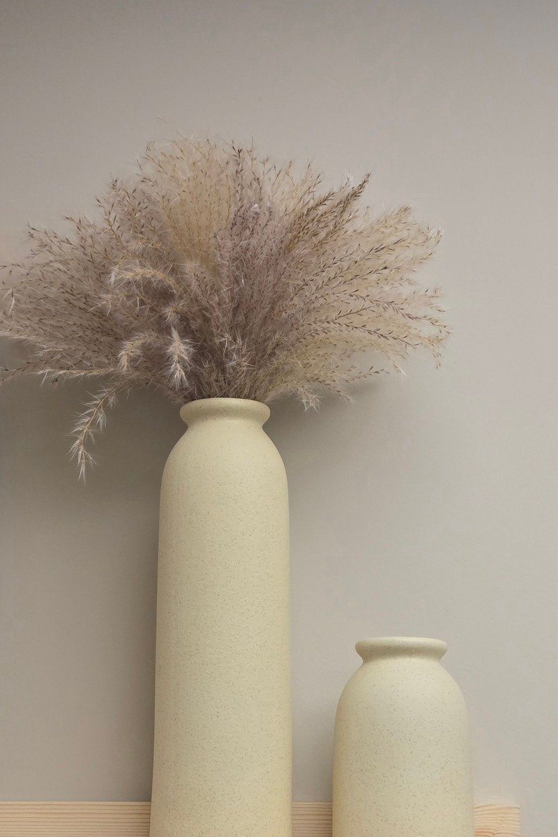 Vase with pampas grass on a wooden surface