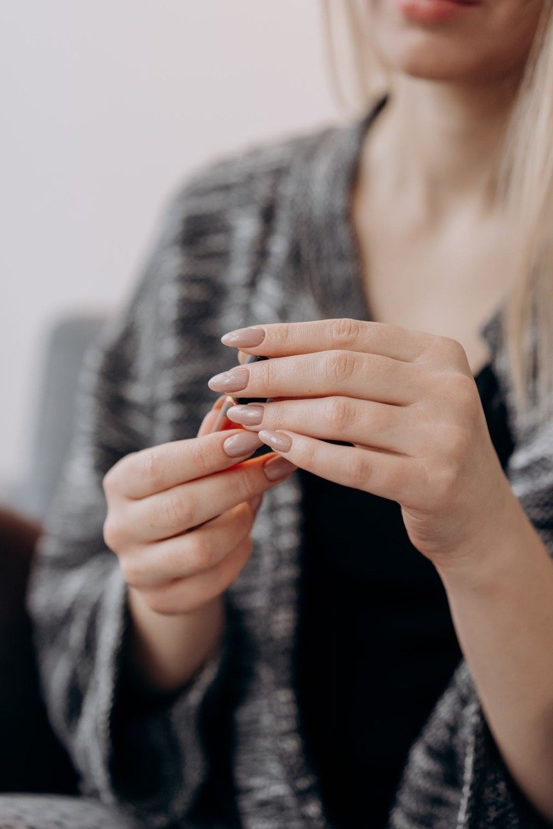 Nails alternating caramel and cream polish colors