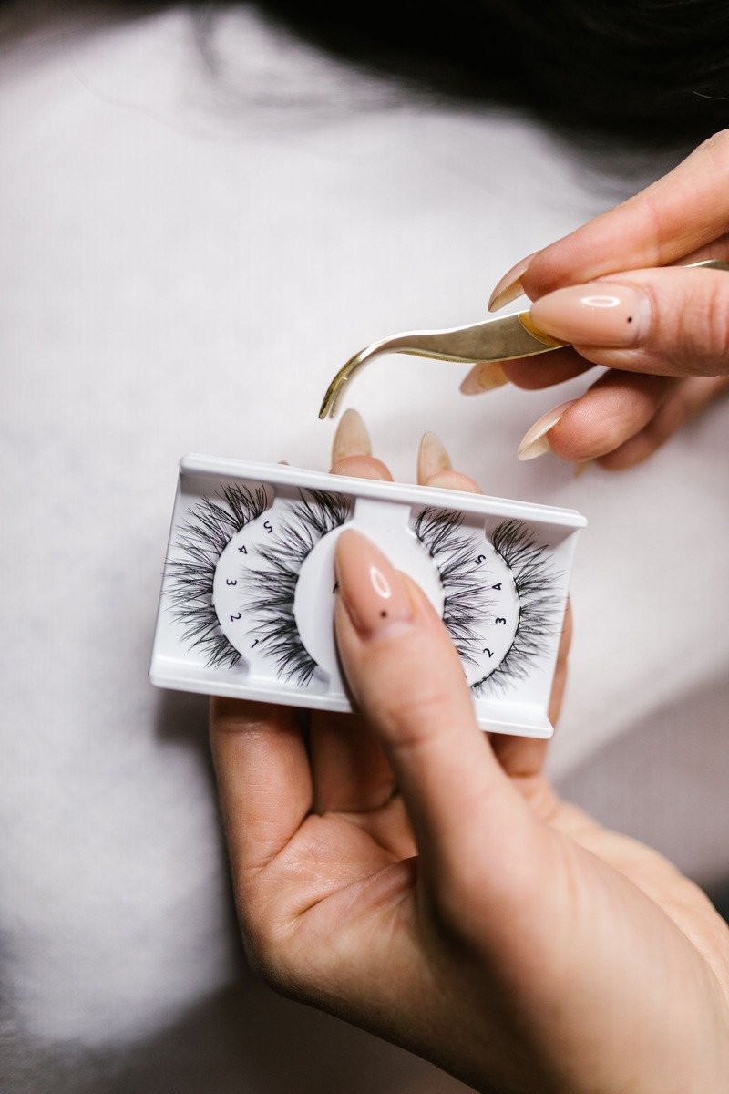 Wispy false lashes on an invisible clear band