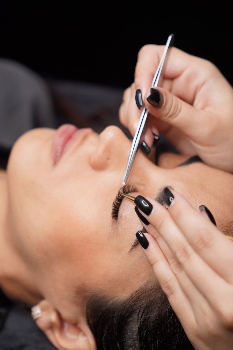 Small clusters of soft wispy lash segments in a tray