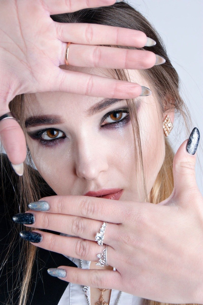 Silver holographic and smoky metallic oval nails with rings