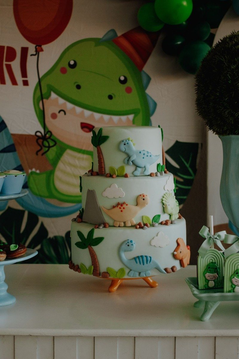 Dinosaur themed birthday party decorations with balloons and fossils