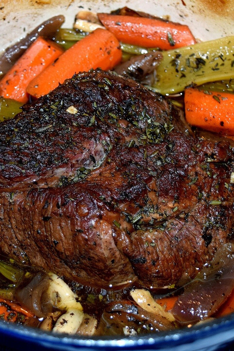 Slow cooker pot roast with vegetables