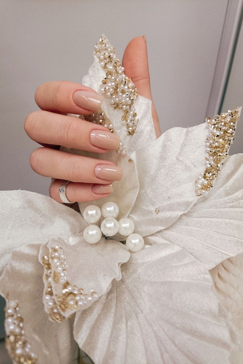 Caramel marble effect nails with swirled stone pattern