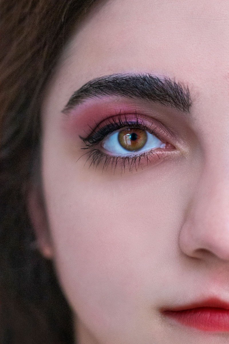 Romantic long wispy lashes with curled fibers for date night