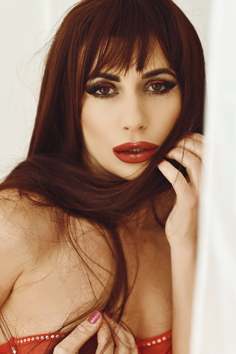 Face-framing layers in cherry cola hair color