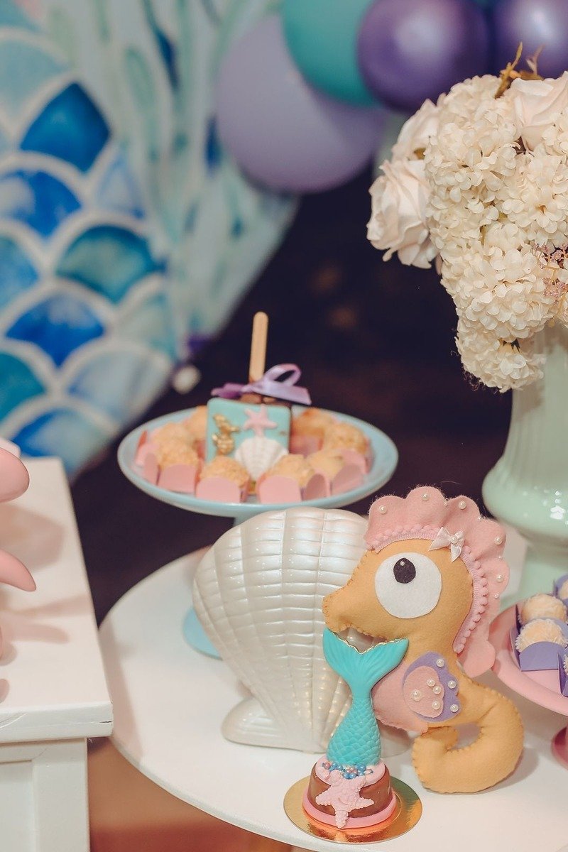 Under the sea birthday decorations with blue balloons and sea creatures