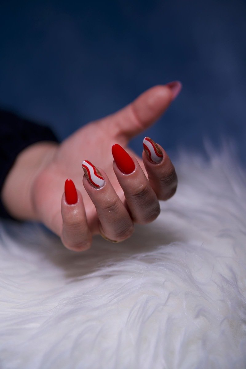 red white and gold swirl Christmas nail design