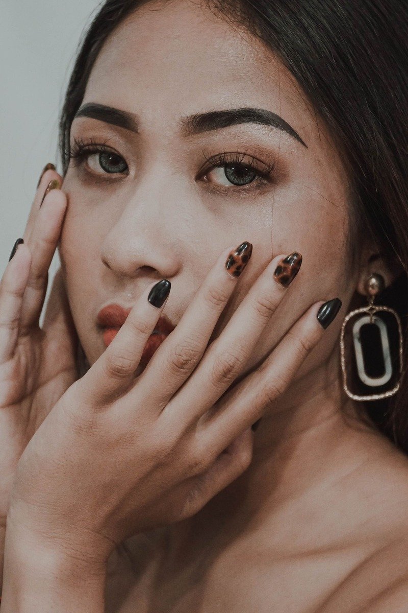 Tortoiseshell spotted nails mixed with glossy black nails