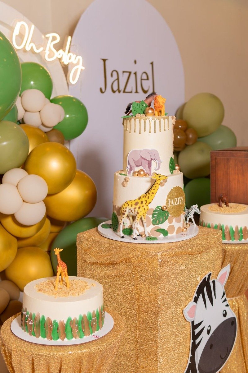 Safari themed birthday garland with animal balloons
