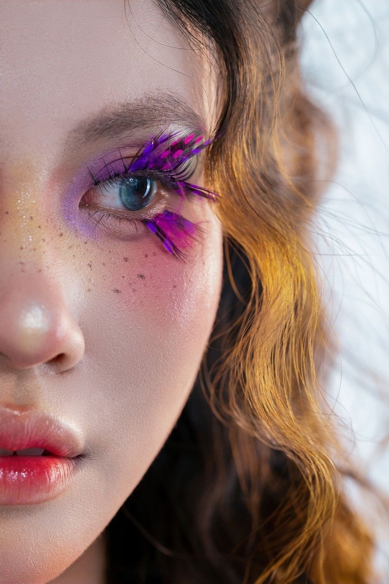 Three-dimensional layered wispy lashes with depth