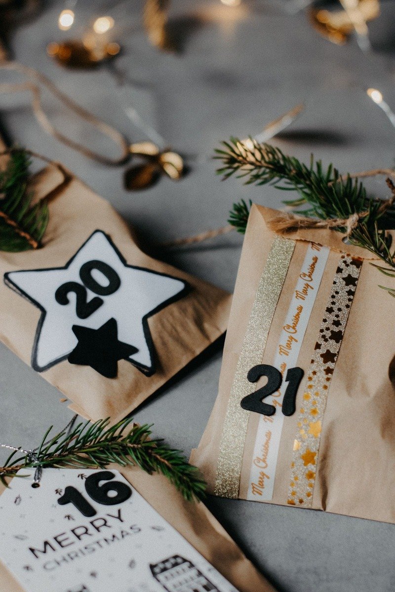 Numbered star tags for an activity advent calendar