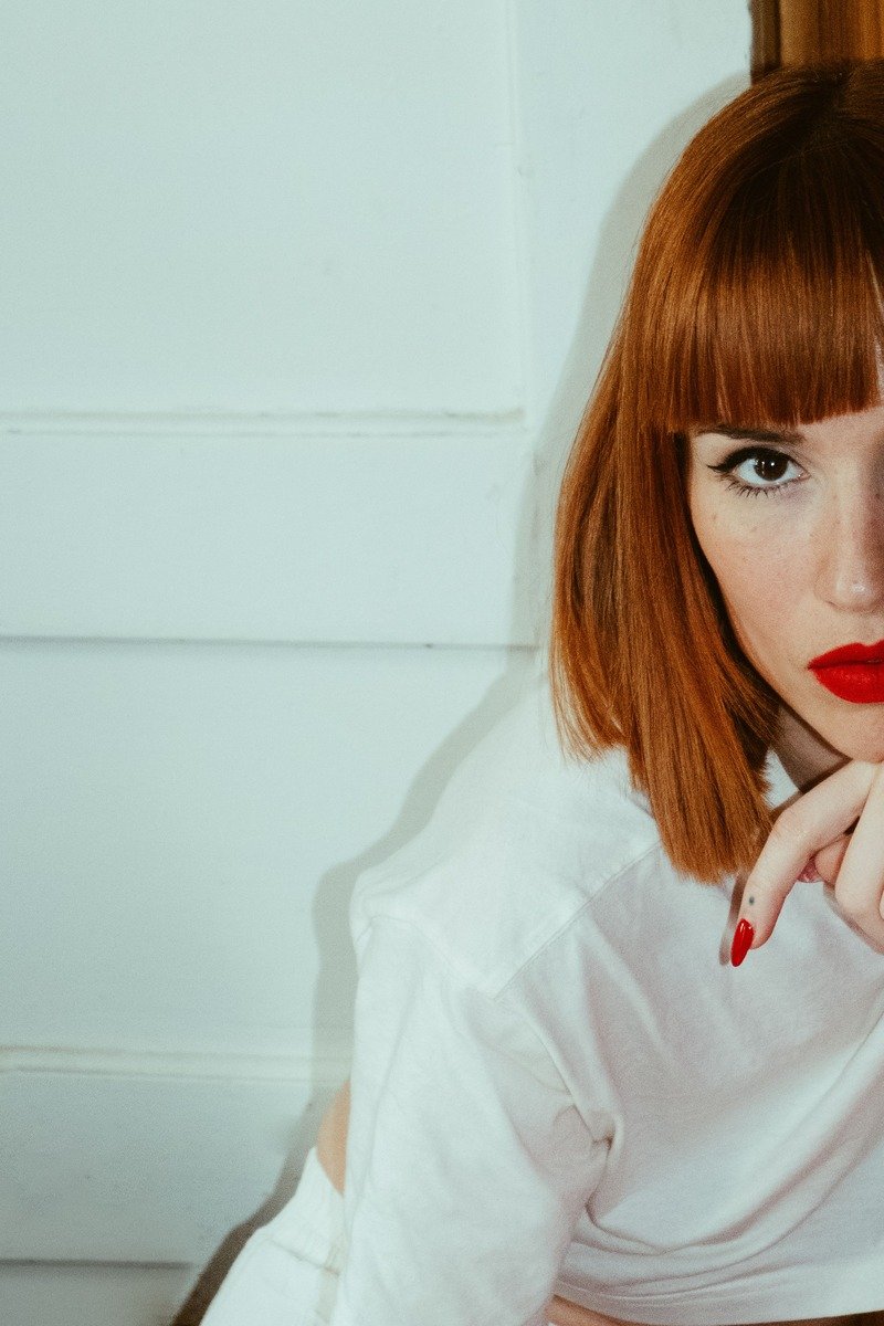 Ultra-shiny glass hair in cherry cola color