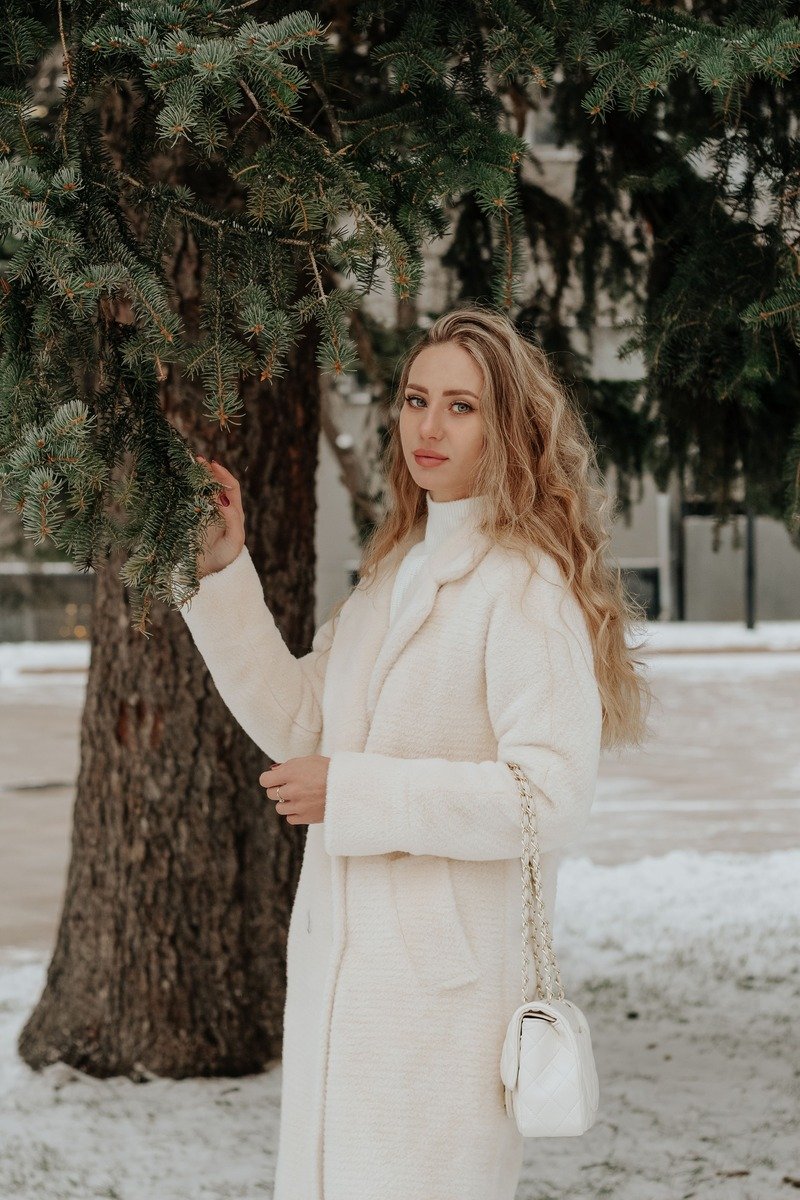 All cream winter outfit with knit and coat