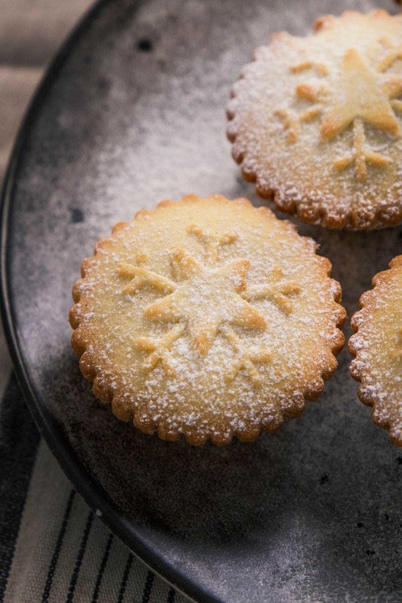 Mini mince pies dusted with powdered sugar