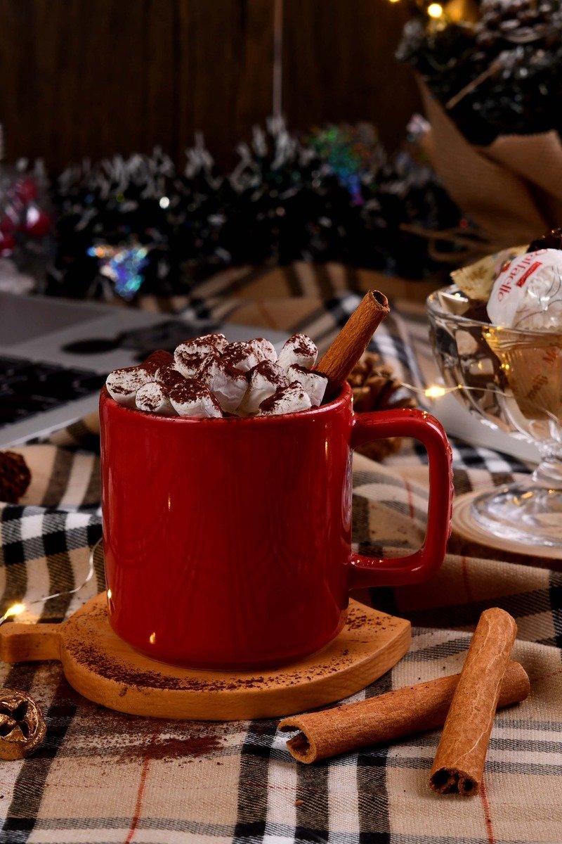 Hot chocolate with marshmallows and toppings
