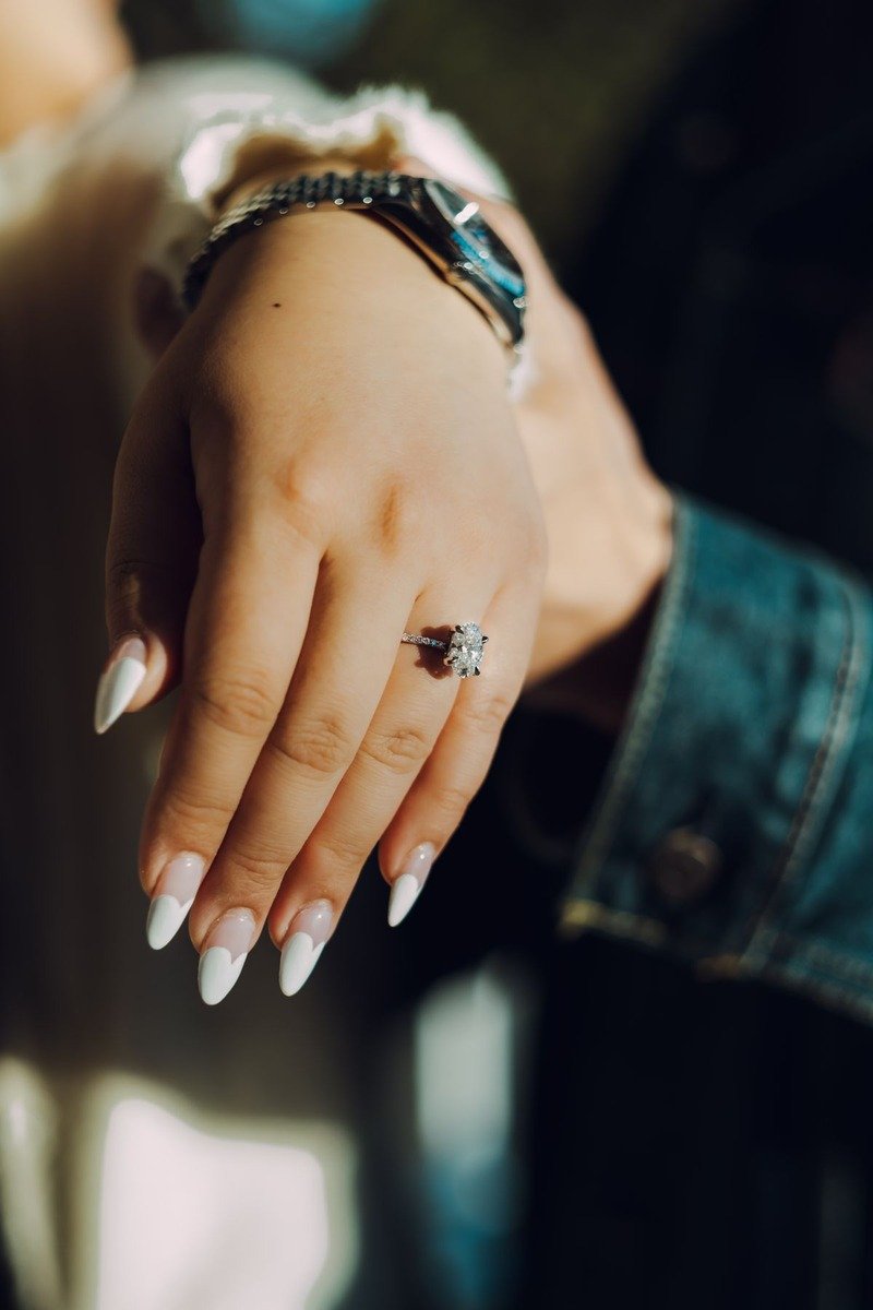 Clear nude nails with single thin lace line art