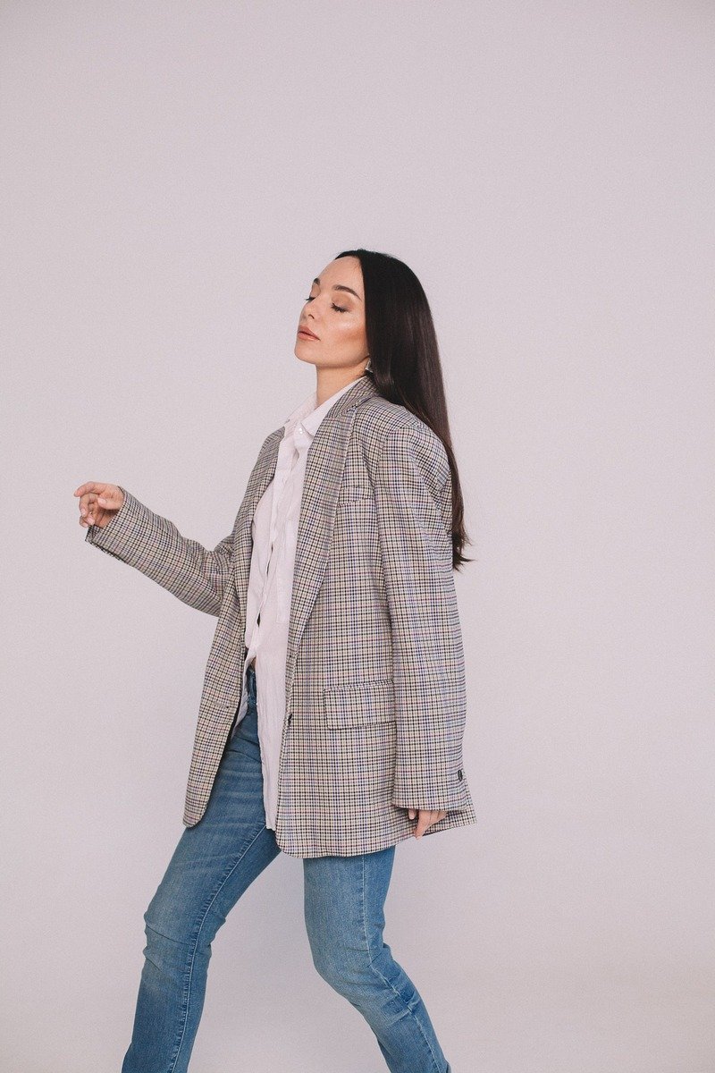 Woman in dark jeans with a blazer for a casual office day
