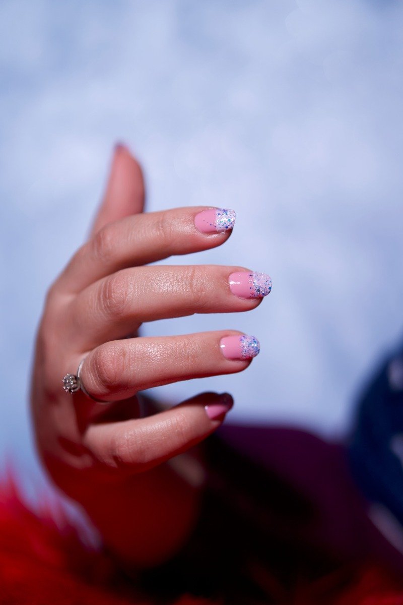 Pink nails with a soft glitter gradient