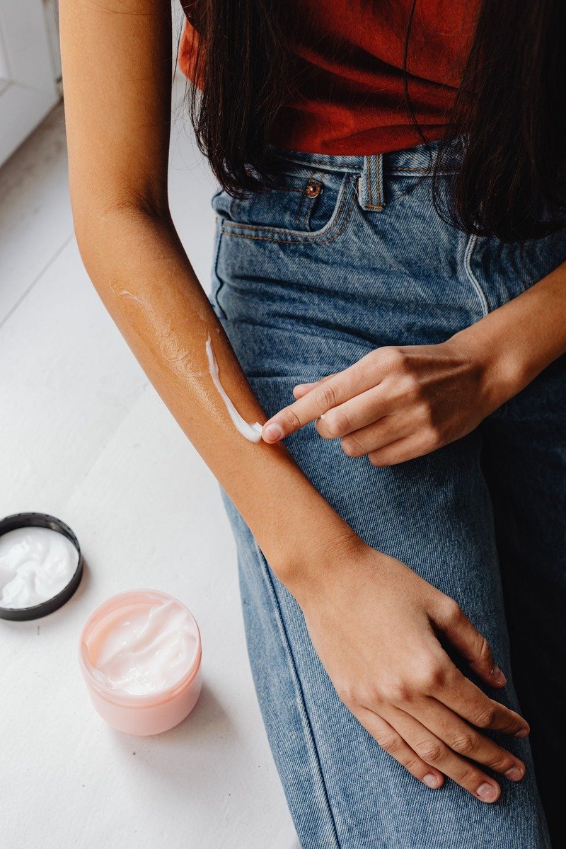 Firming peptide and retinol lotion with a premium clinical look