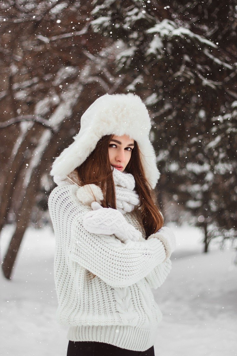 Woman in winter white layers for an outdoor Christmas photoshoot